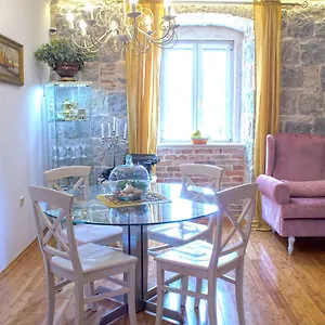  Appartement Theatre